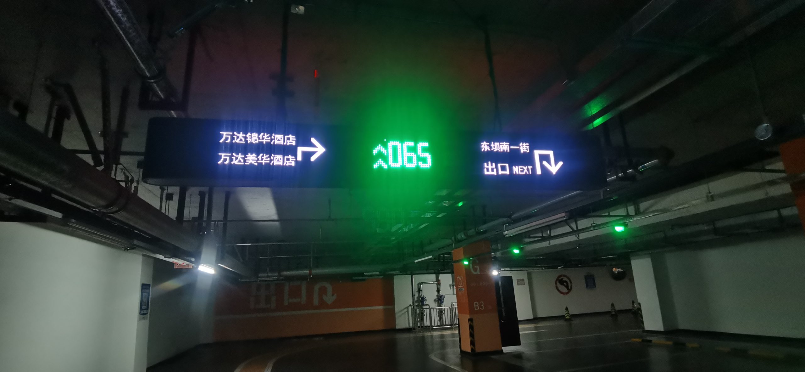 北京市朝阳区东坝万达广场地下停车场全彩指示牌现已安装完毕